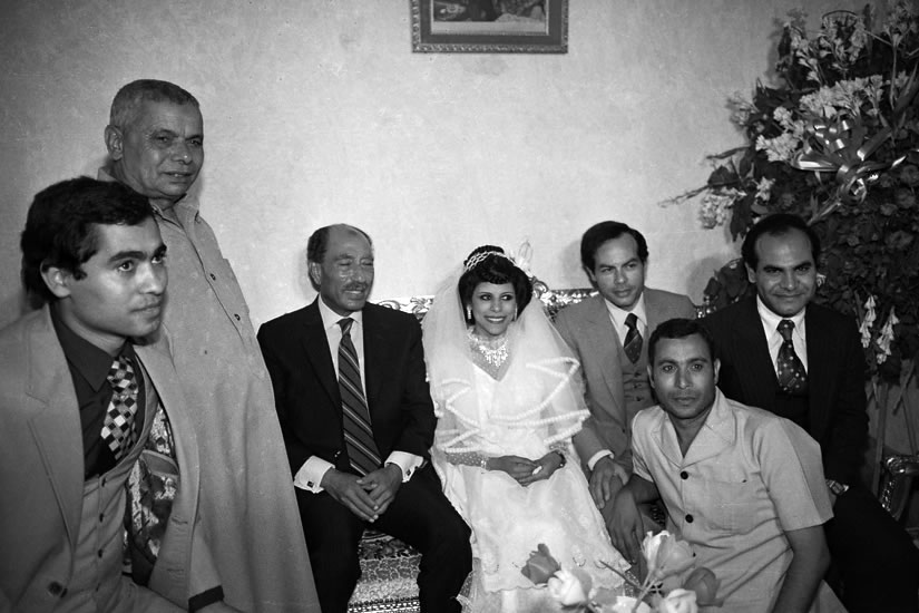 الرئيس السادات بجوار العروسين