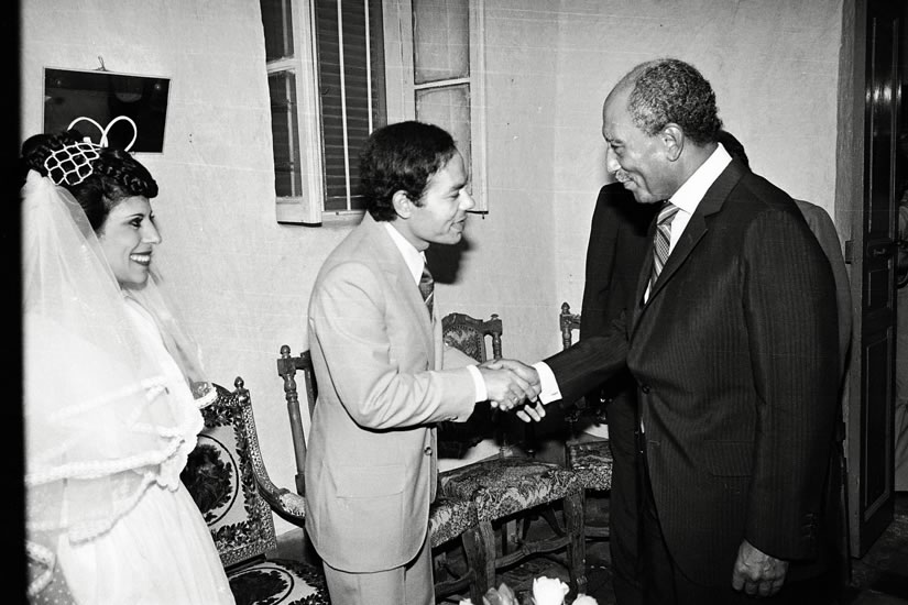 السادات يصافح العريس