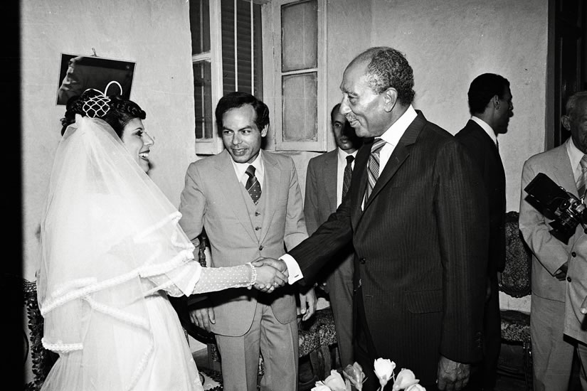 السادات يهنئ العروسة نجلة الحاج محمود