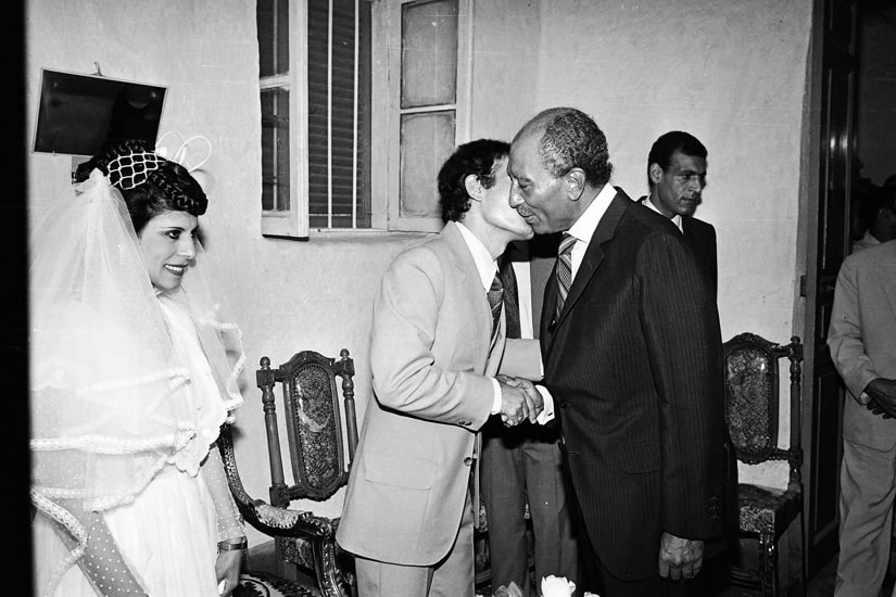 لقاء حار بين السادات والعروسين