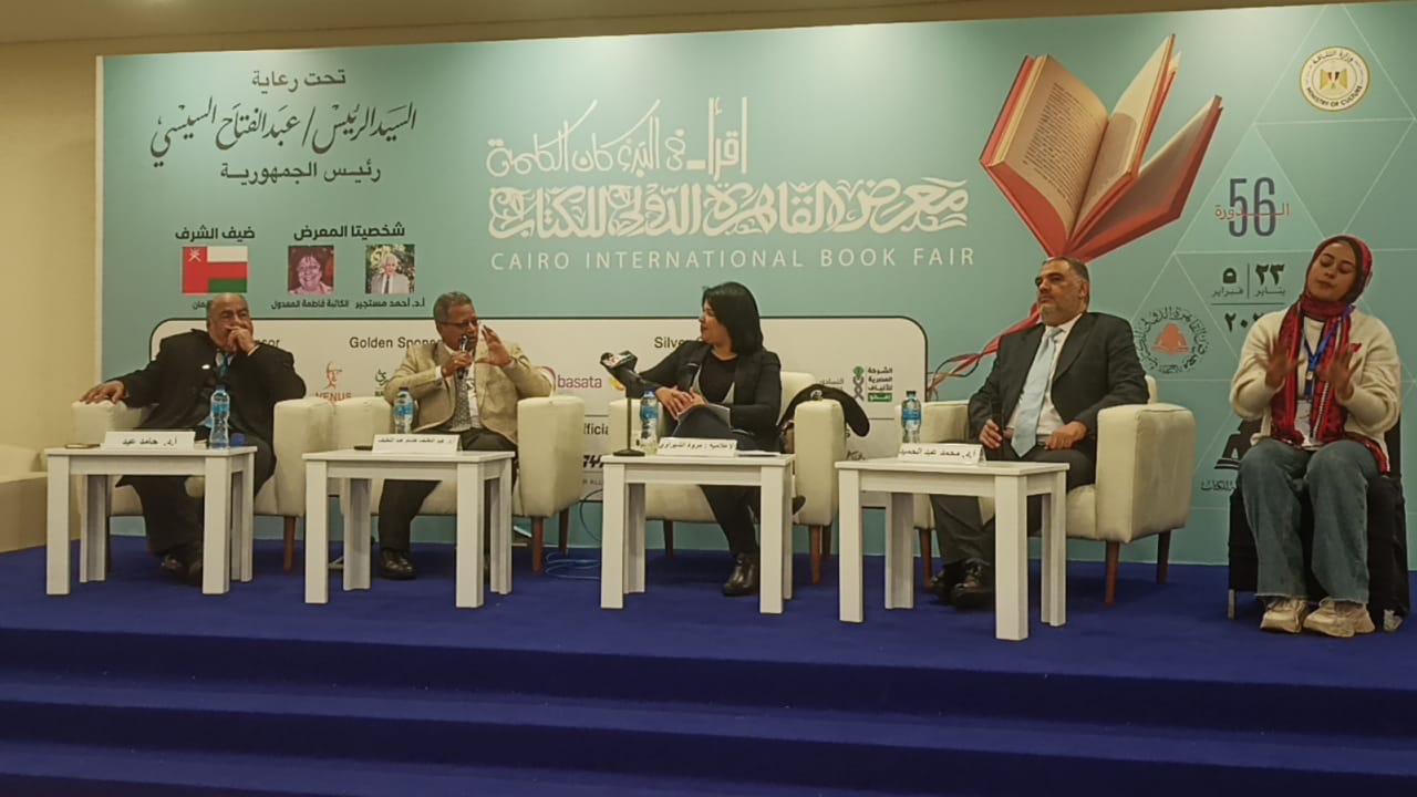 الدكتور عبد اللطيف هشام فى ندوة معرض الكتاب