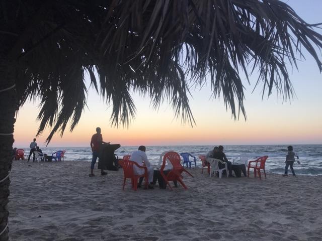 الجلوس على شاطئ العريش