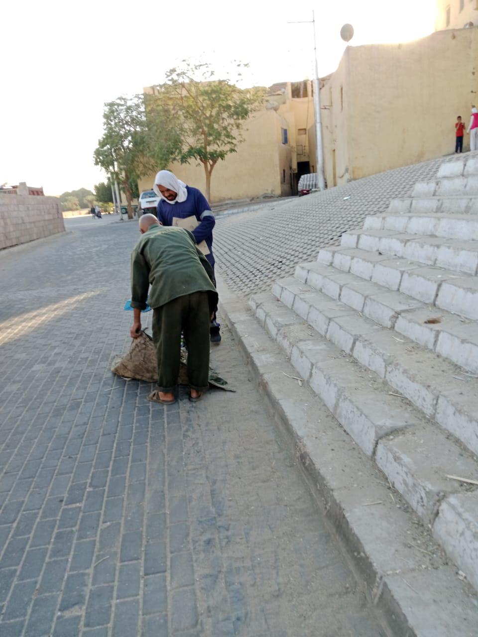 رفع 40 طن تراكمات ومخلفات في حملات نظافة بالشوارع فى الأقصر