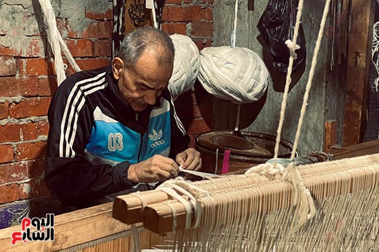 صناعة السجاد الشعبي يدويًا صناعة السجاد الشعبي يدويًا