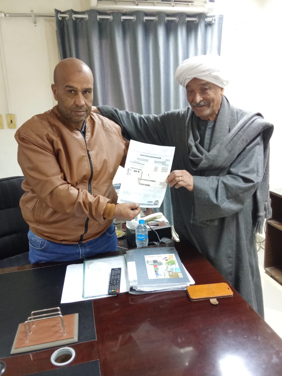 تسليم نموذج 8 تصالح بالمخالفات للمواطنين بالزينية