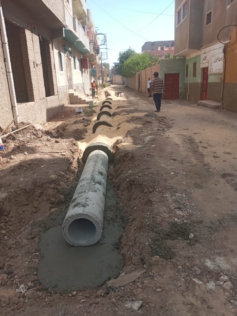 محافظ الأقصر يستجيب لمطالب الأهالي بتغطية مسقى زراعي