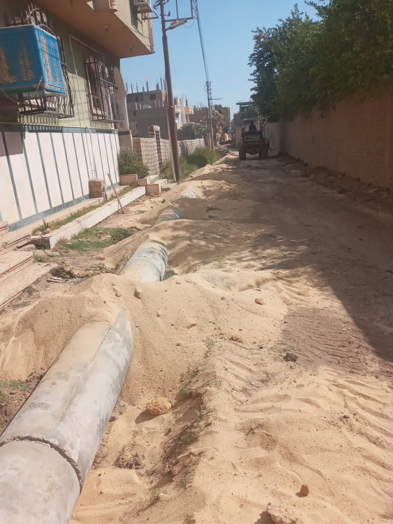 الاستجابة لمطالب الأهالي بتغطية مسقى زراعي بأحد شوارع الكرنك