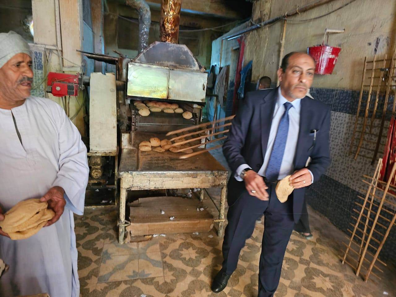 جولة وكيل التموين فى المخابز بالأقصر