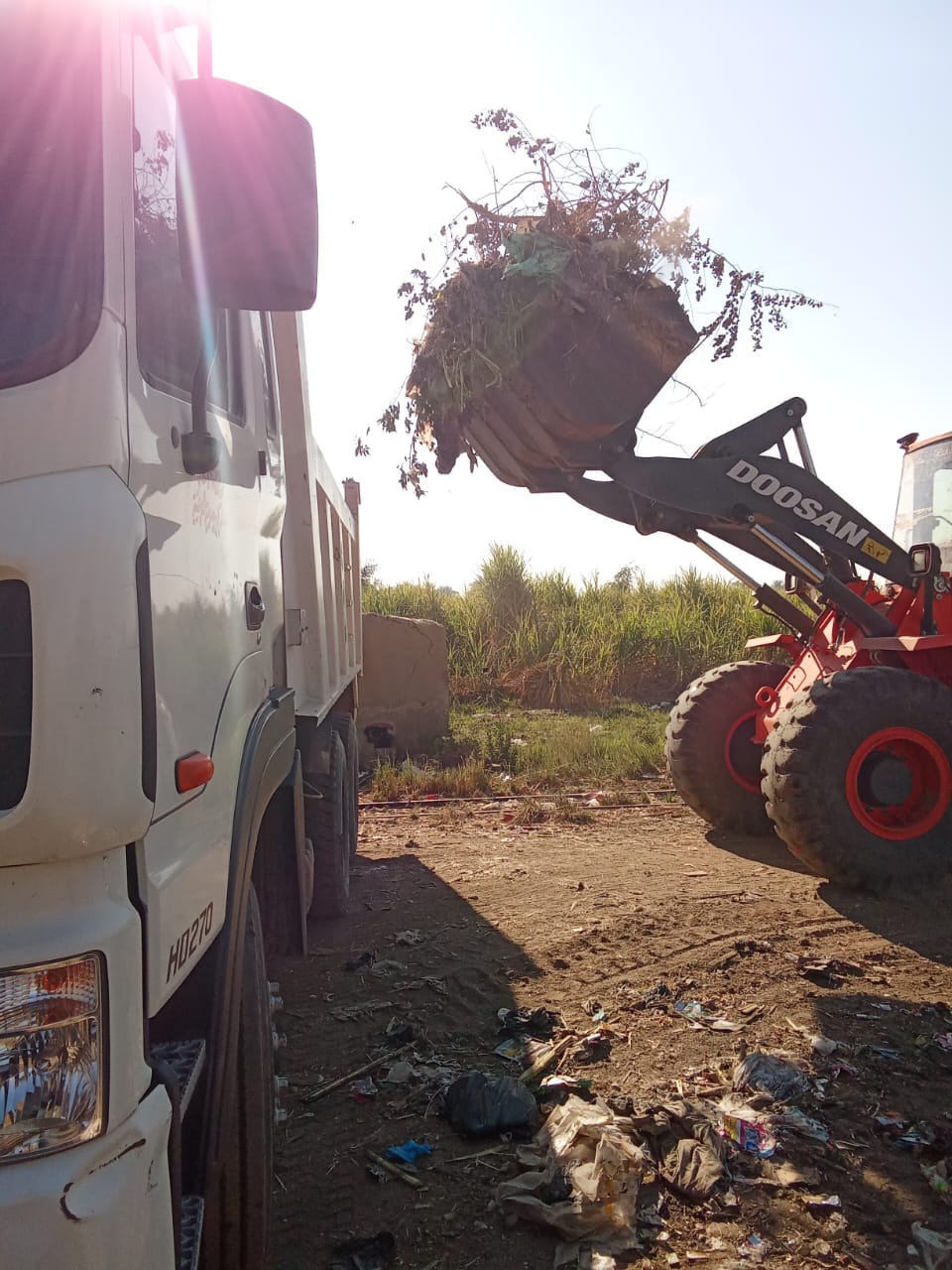أعمال رفع 155 طن من التراكمات بمدينة الزينية