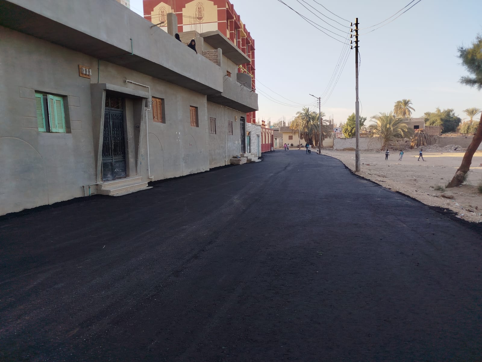 رصف الشوارع فى منطقة الكرنك بطلب الأهالى