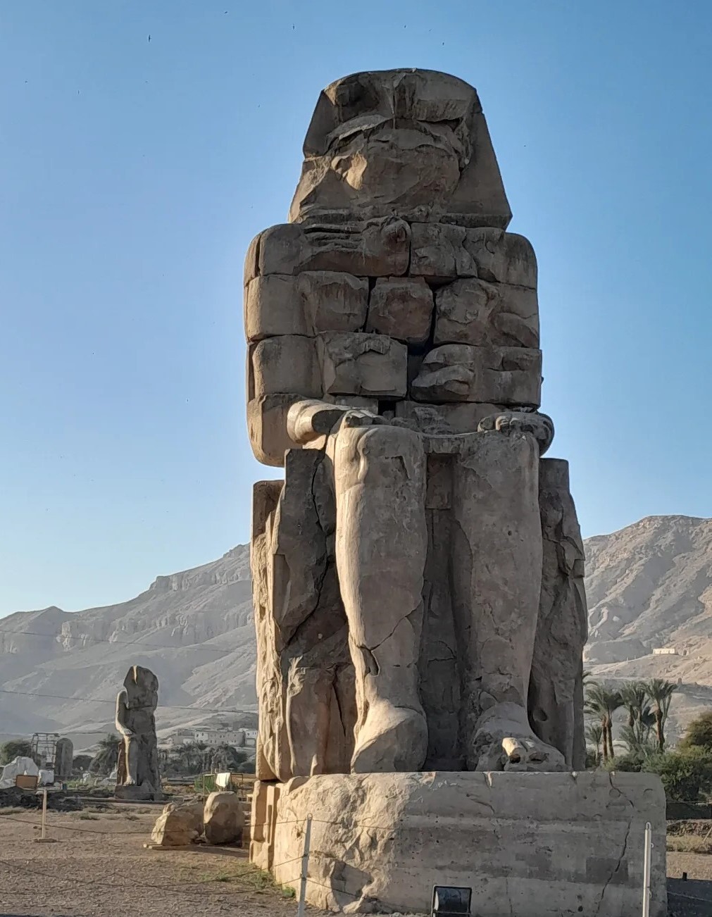 روعة التصميم فى أحد تمثالى ممنون