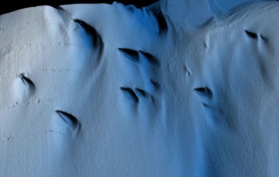 شكل قطرات دموع فى نهر القيامة الجليدى 