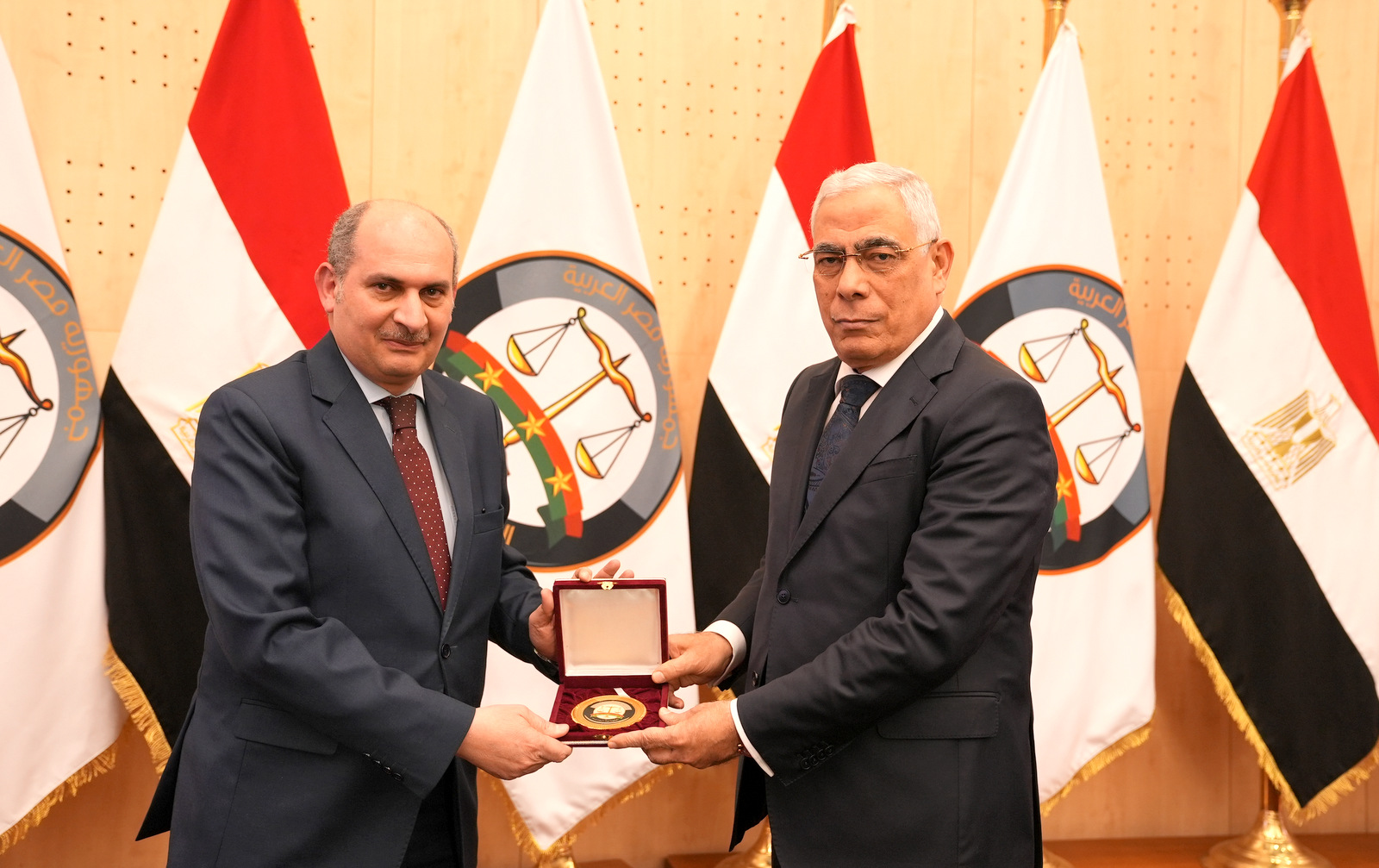 المدعي العام هو واحد من المكرمين