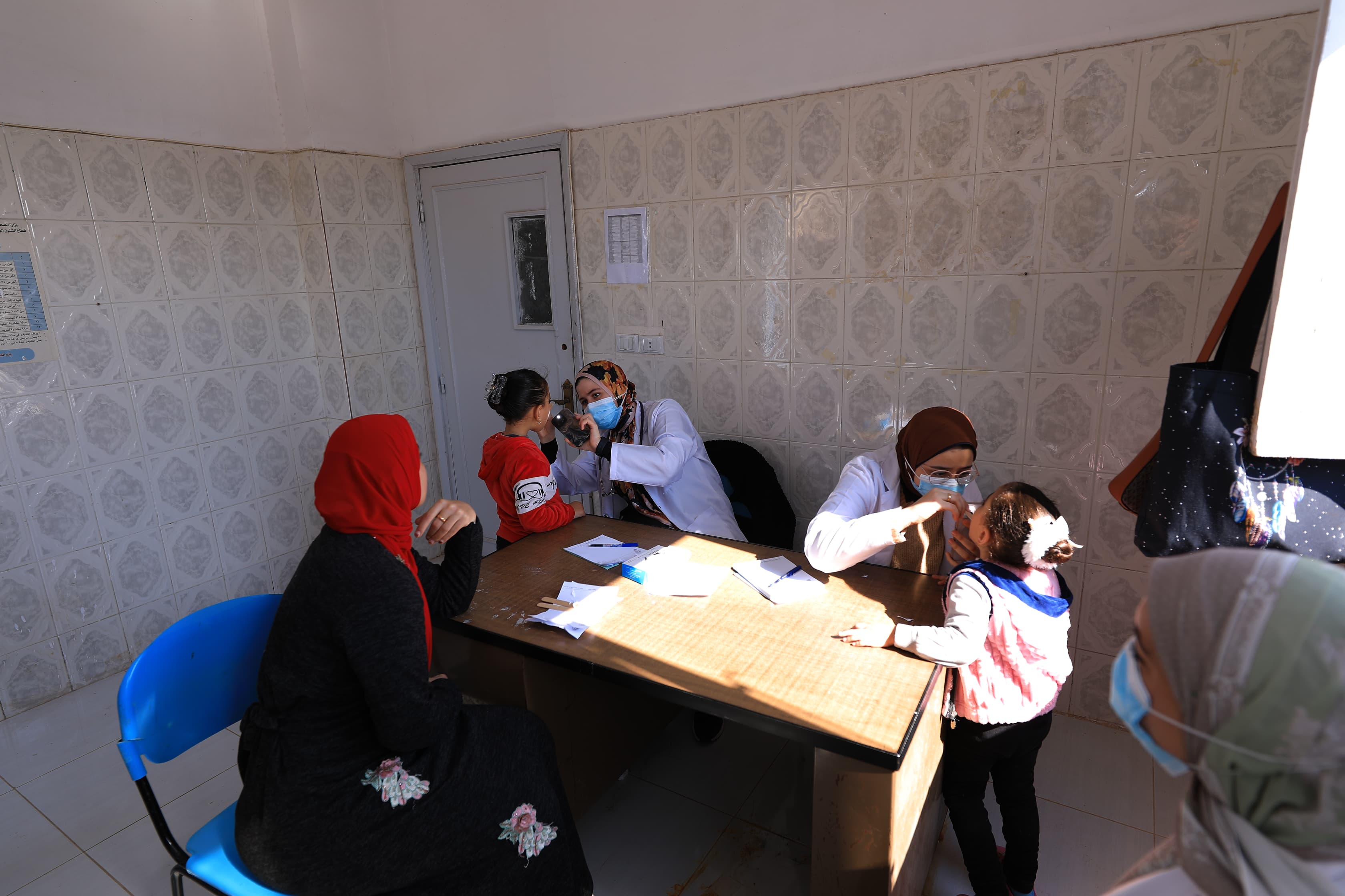 اجراء الكشف الطبي على طفلتين