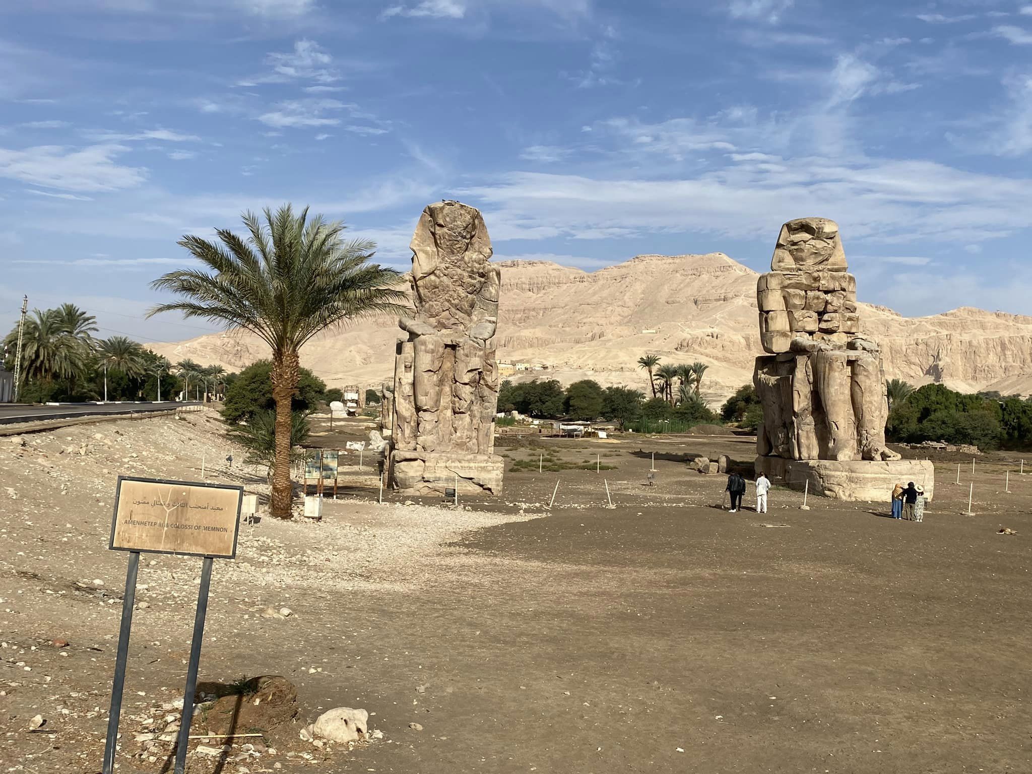 تمثالى ممنون آخر القطع النادرة لمعبد أمنحتب الثالث