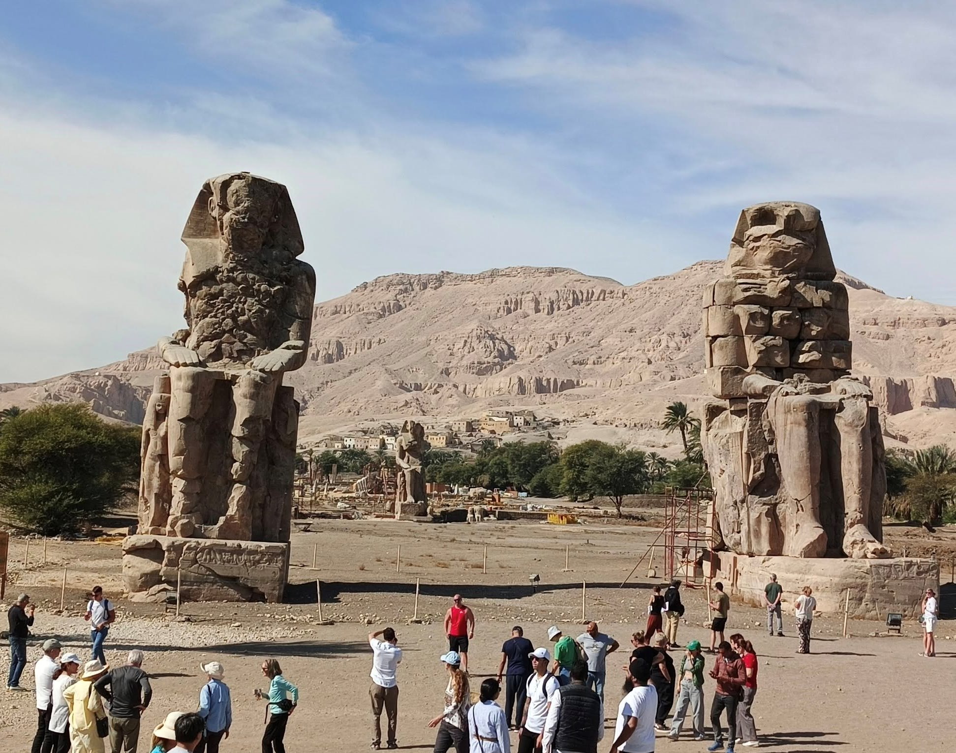 تمثالى ممنون عملاقان على طريق غرب الأقصر