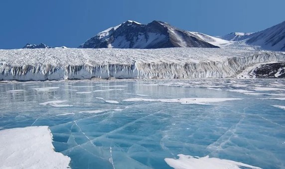 تصدعات وشقوق فى نهر القيامة الجليدى 