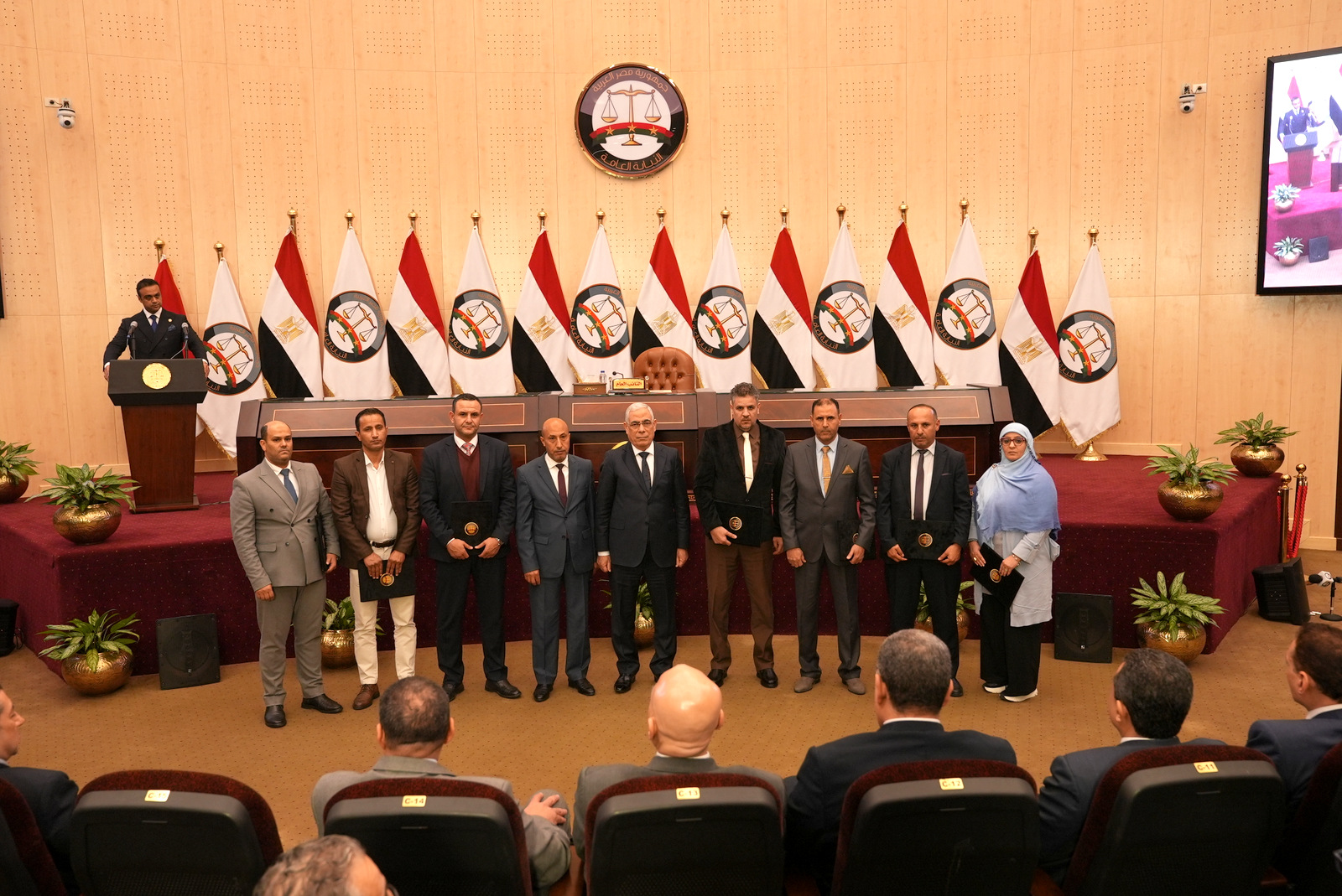 المدعي العام مع المكرمين
