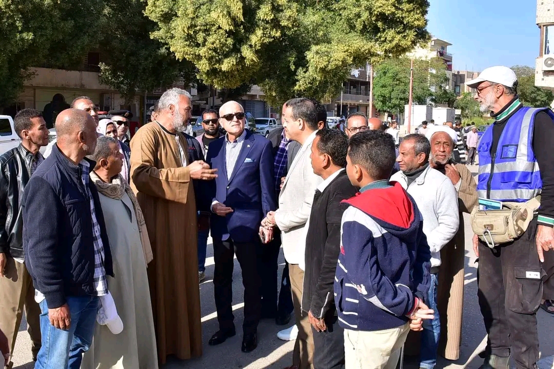 لقاء محافظ الأقصر مع أهالى منطقة الكرنك