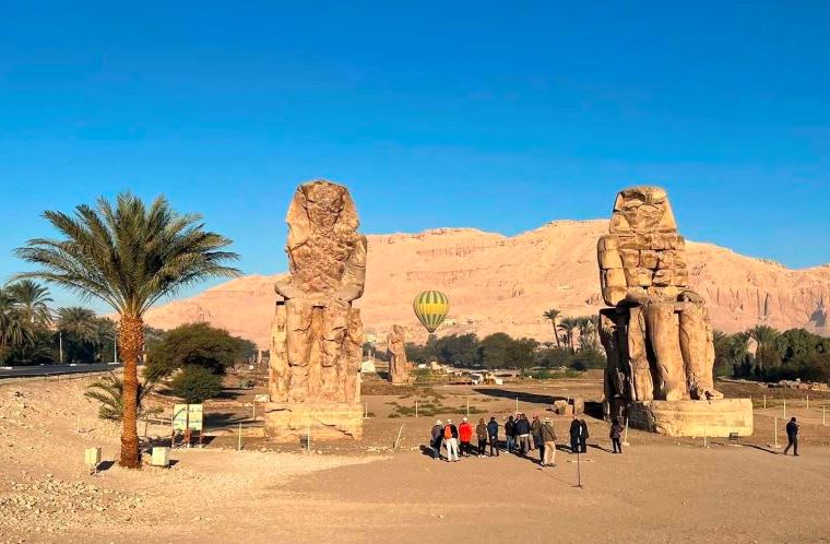 الاقبال من الأجانب على تمثالى ممنون