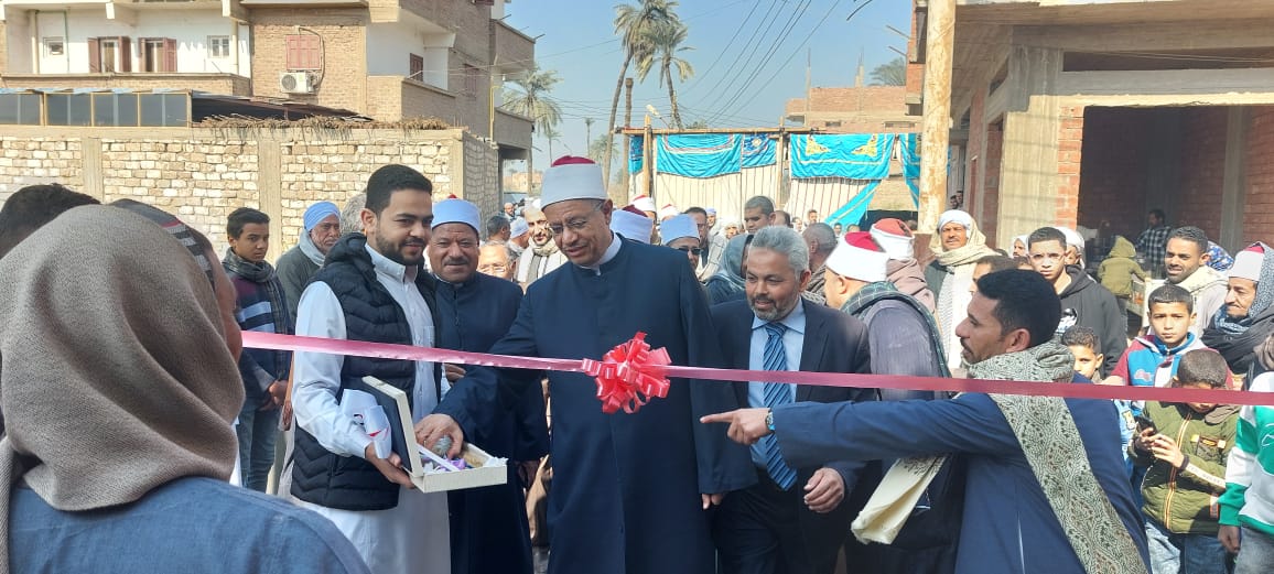 لحظة قص الشريط