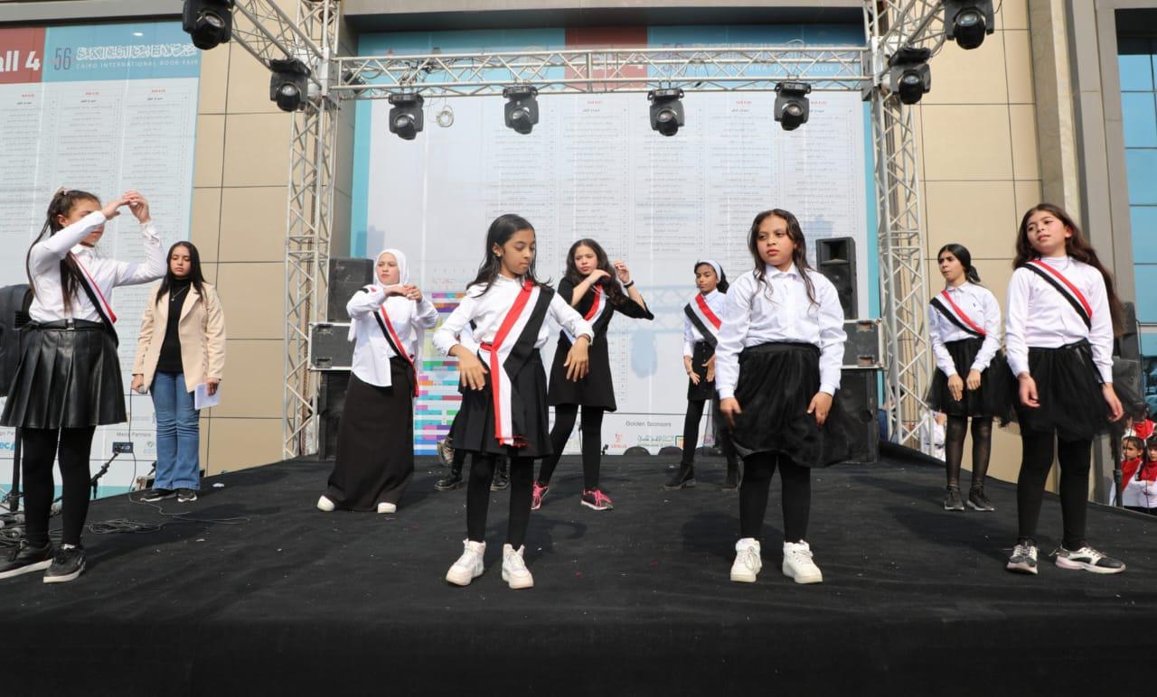 تقديم عروض مسرحية واستعراضات فنية تقديم عروض مسرحية واستعراضات فنية