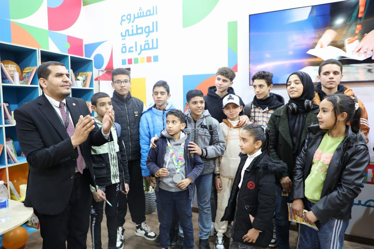 جانب من زيارات الطلاب لجميع أجنحة المعرض جانب من زيارات الطلاب لجميع أجنحة المعرض