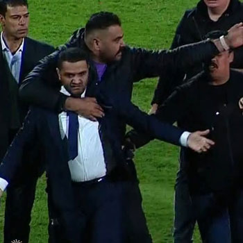 نزول أحمد فهيم عضو مجلس الإسماعيلى وتعدى على حكم المباراة نزول أحمد فهيم عضو مجلس الإسماعيلى وتعدى على حكم المباراة