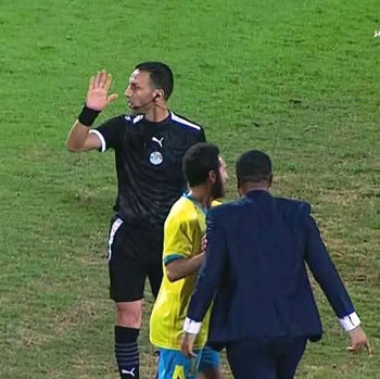 نزول عضو مجلس الأدارة أرض الملعب نزول عضو مجلس الأدارة أرض الملعب