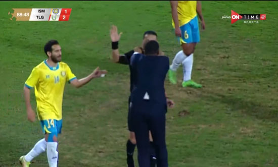 عضو مجلس الإسماعيلى يقتحم الملعب عضو مجلس الإسماعيلى يقتحم الملعب