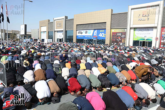 زوار معرض الكتاب يؤدون صلاة الجمعة فى معرض الكتاب بدورته الـ56 (6)