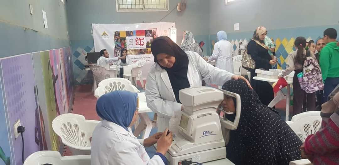 فحص العيون بالقوافل الطبية