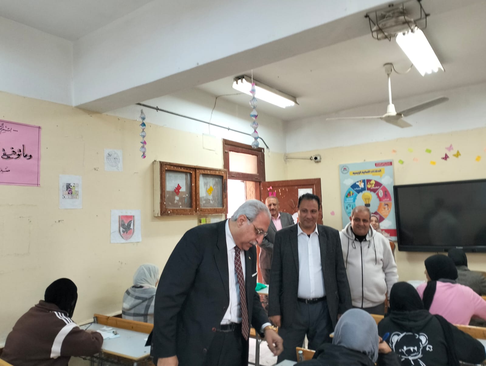 مدير تعليم القليوبية خلال الجولة مدير تعليم القليوبية خلال الجولة