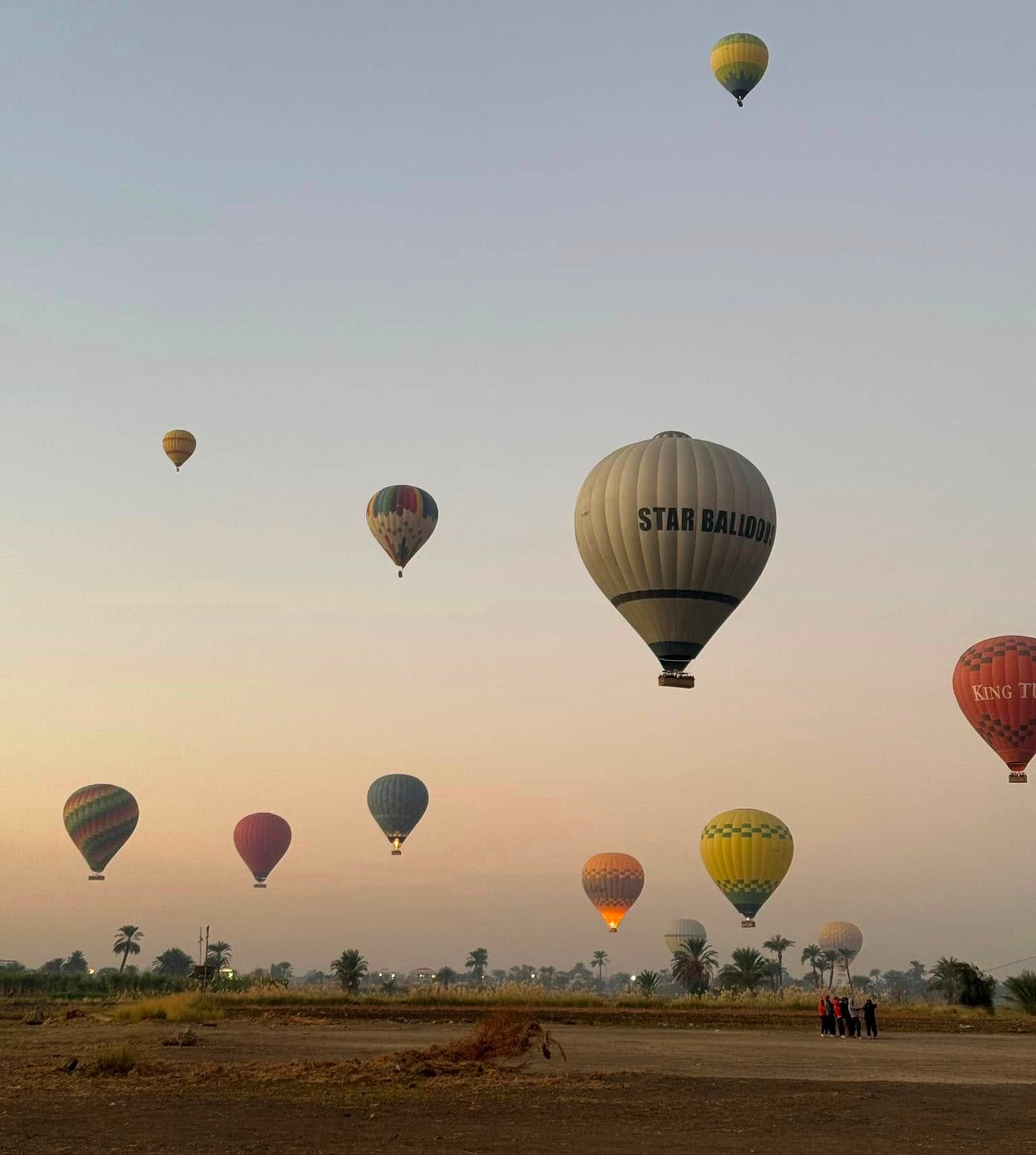 سحر تحليق البالونات الطائرة بالأقصر