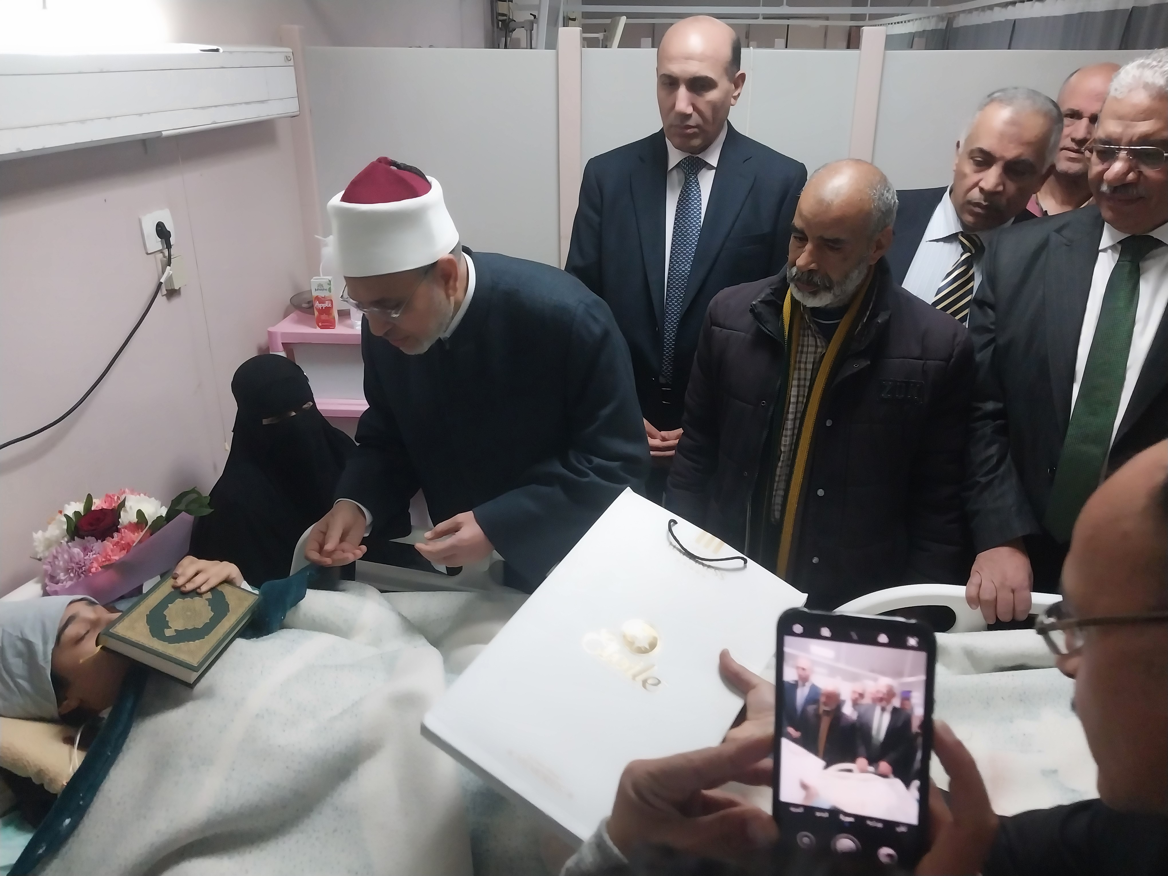 يقبل الطالب القرآن يقبل الطالب القرآن