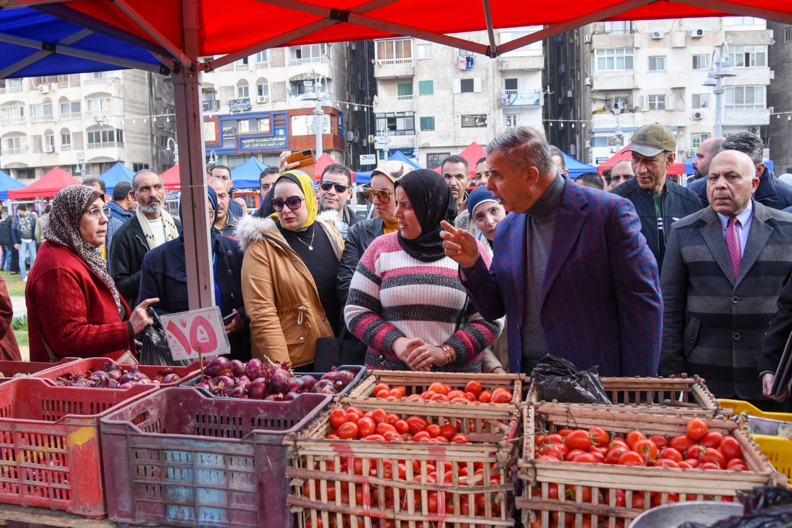 المحافظ يشدد على توافر السلع