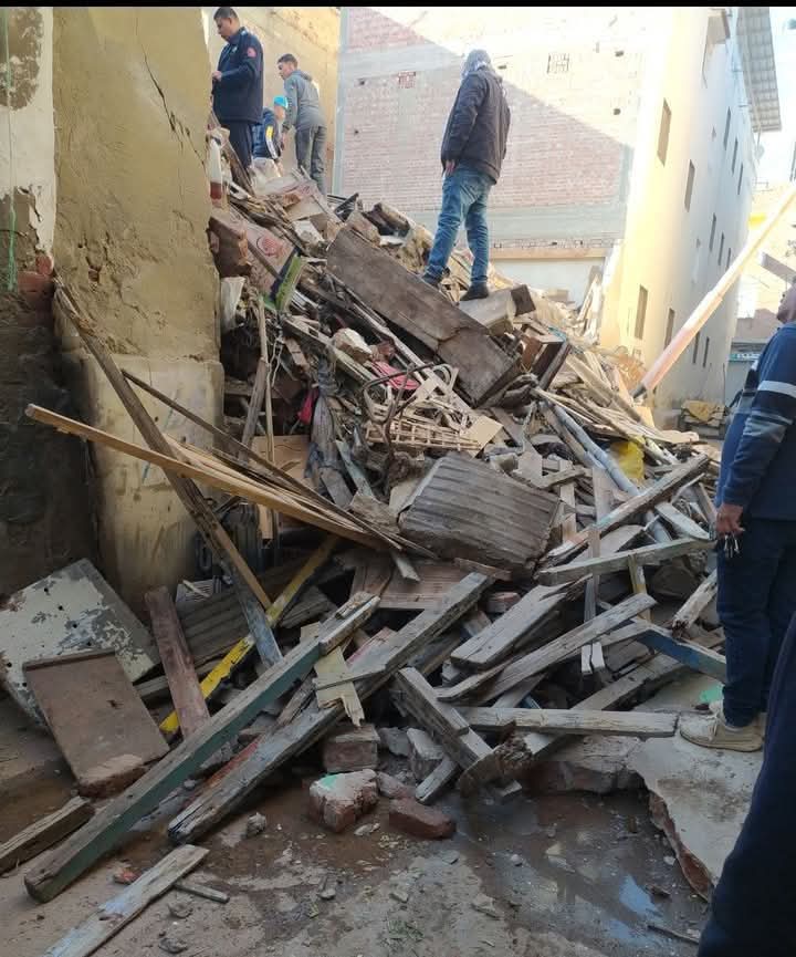 انهيار عقار بمدينة إدكو بالبحيرة انهيار عقار بمدينة إدكو بالبحيرة