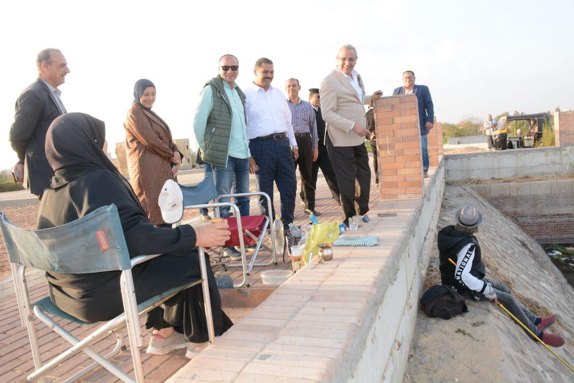 المواطنين يستمتعون بالجلوس على بحر شبين المواطنين يستمتعون بالجلوس على بحر شبين
