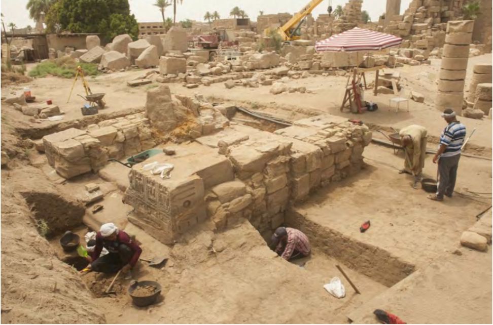 اعمال الحفر والتنقيب حول بوابة الملك رمسيس الثالث