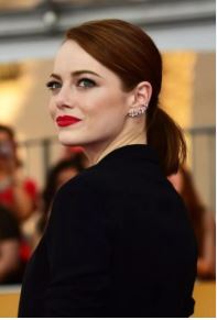 ايما ستون بالروج الاحمر