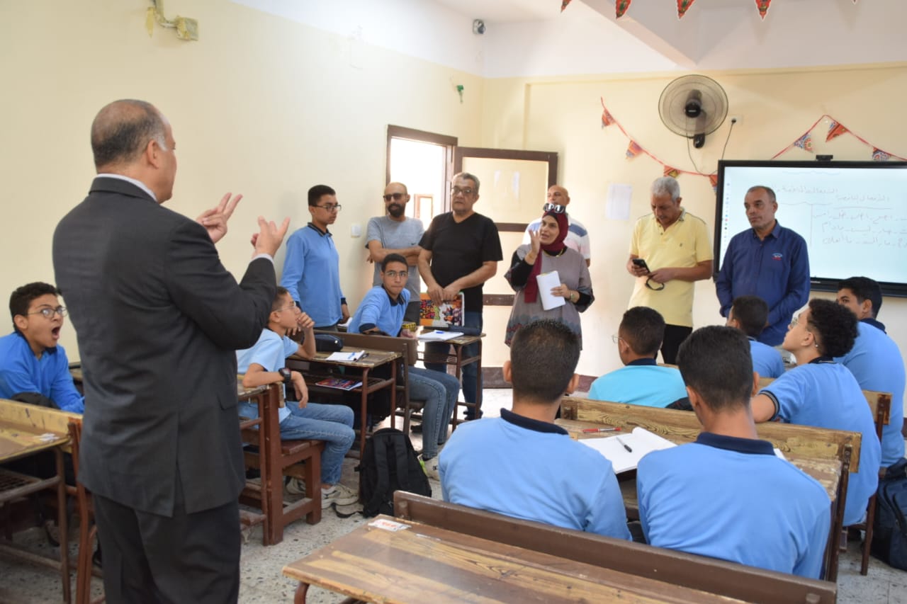 طاهر الغرباوي يتفقد المدرسة