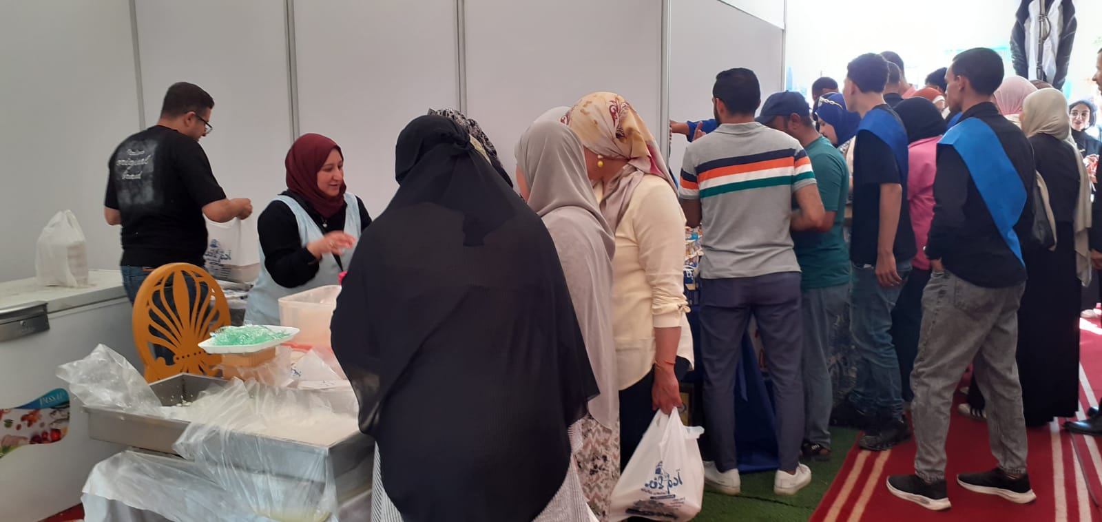 الإقبال على معرض منتجات جامعة بنها