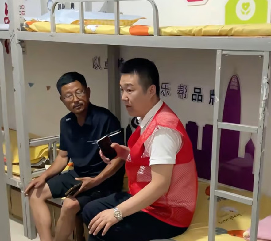 مع أحد النزلاء 