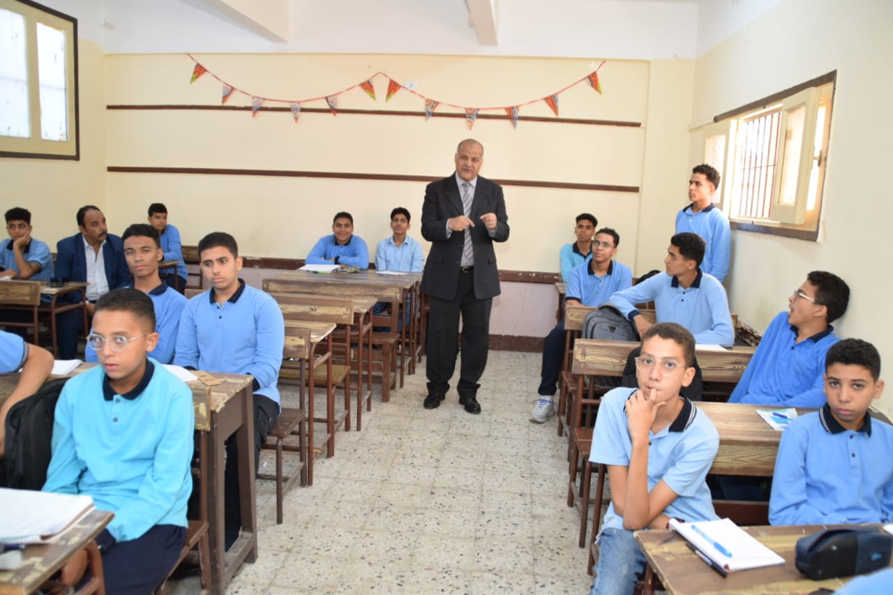 الاستاذ طاهر خلال زيارته