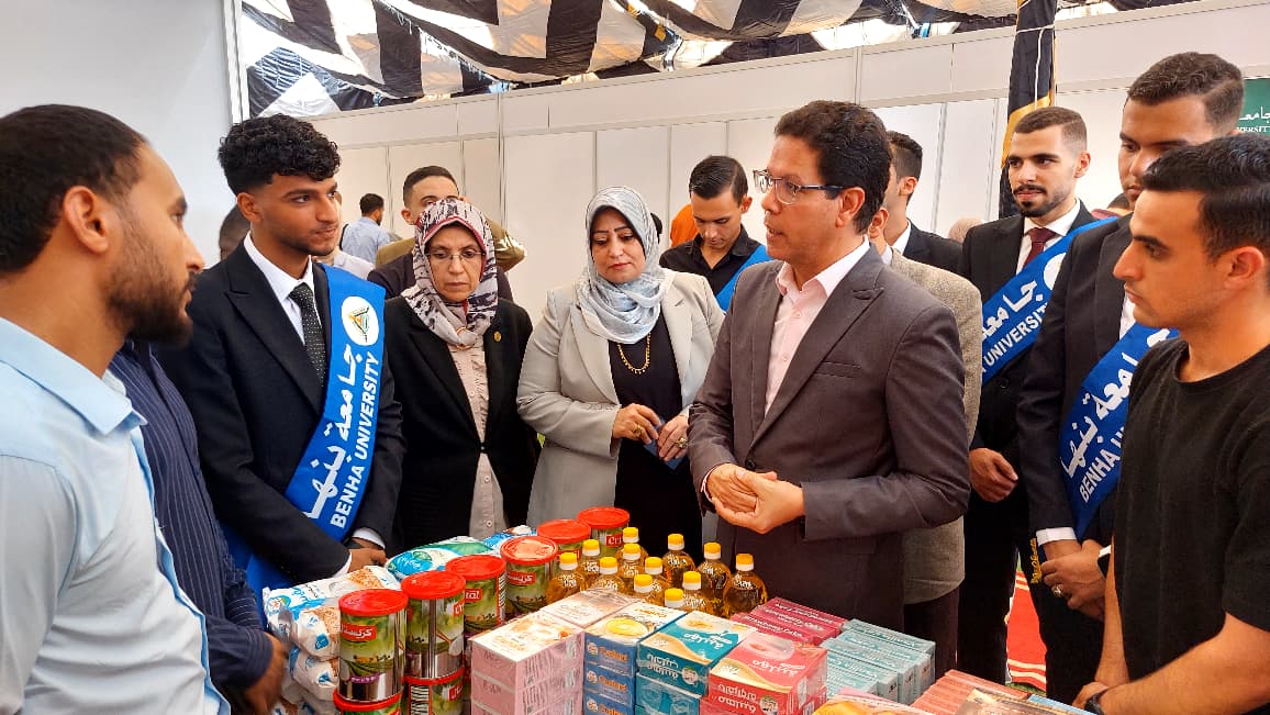رئيس الجامعة خلال تفقد المعرض
