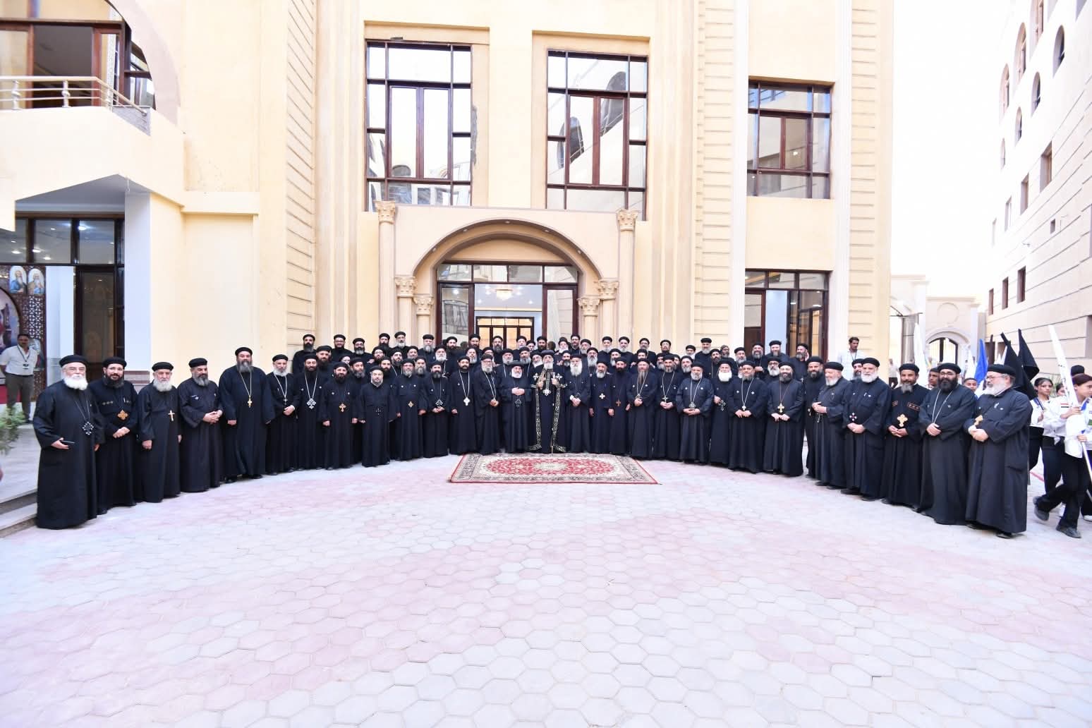 البابا تواضروس الثانى يزور إيبارشية ديروط وصنبو وسط استقبال حافل من الأقباط  (4)