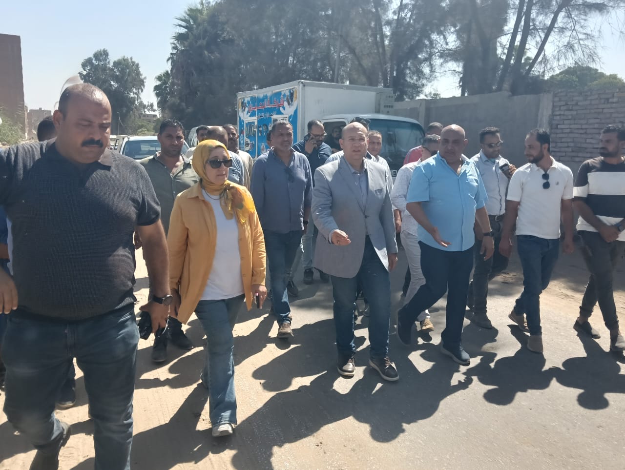 نائب محافظ الجيزة يتفقد مشروعات التطوير والرصف فى المنيرة وأوسيم (1)