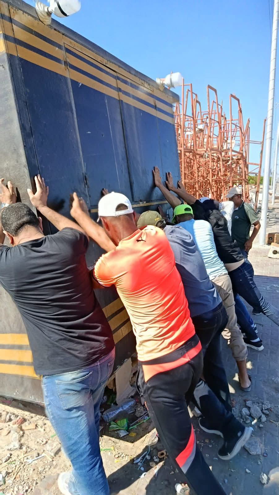 إزاله تعد علي الكورنيش إزاله تعد علي الكورنيش