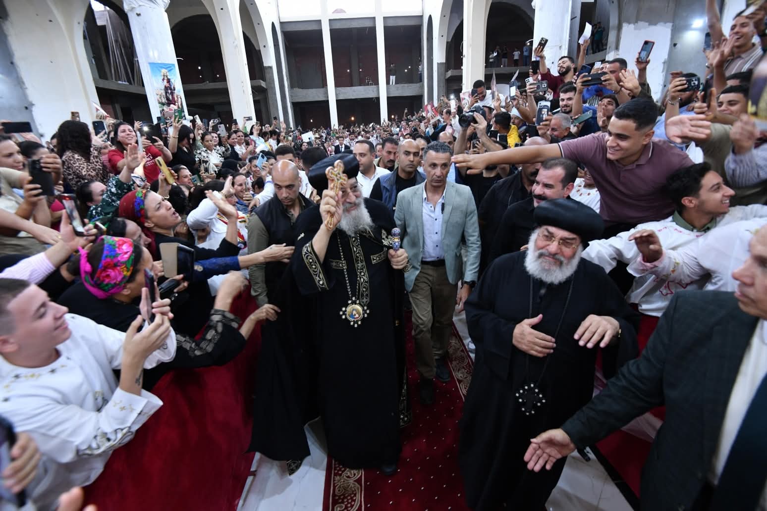 البابا تواضروس الثانى يزور إيبارشية ديروط وصنبو وسط استقبال حافل من الأقباط  (3)