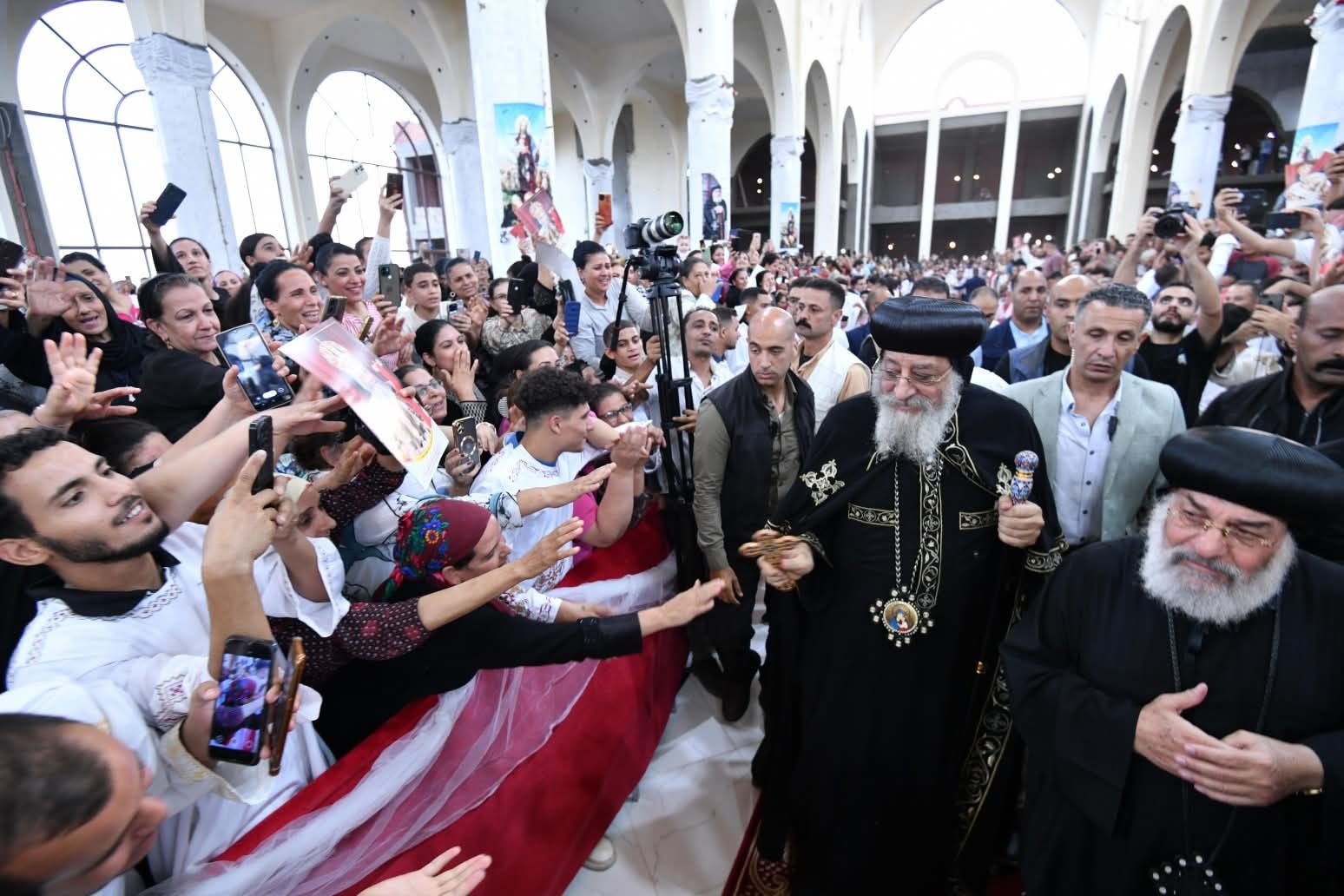 البابا تواضروس الثانى يزور إيبارشية ديروط وصنبو وسط استقبال حافل من الأقباط  (2)
